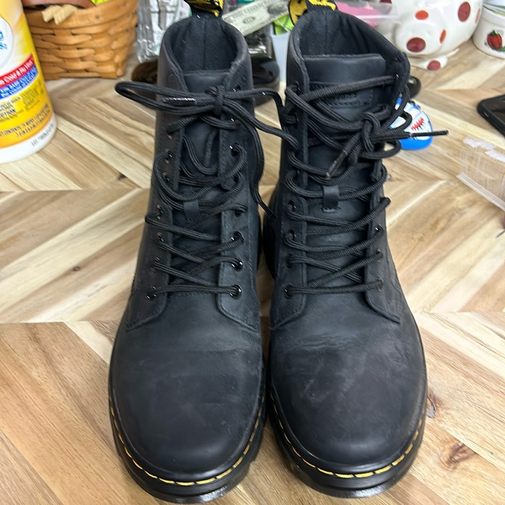 Gently used unisex Doc Martens aw004